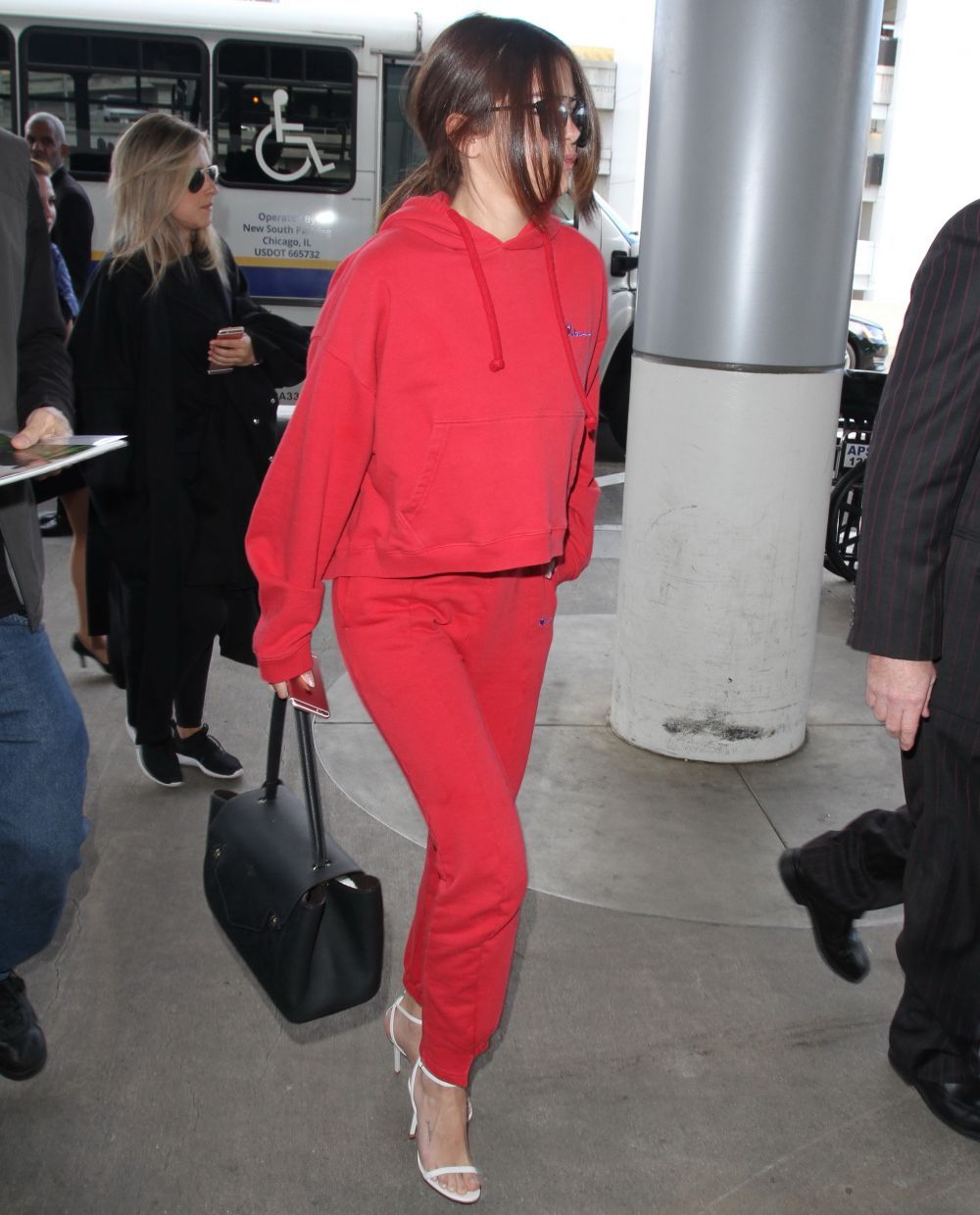 Selena Gomez, intr-o tinuta chic chiar si pe aeroport. Detaliul cu care vedeta a atras atentia