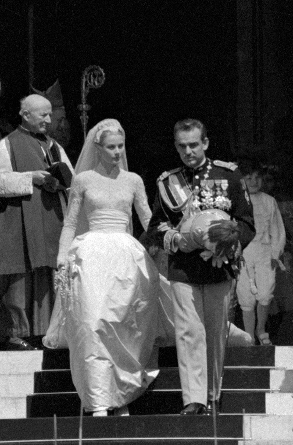 Cea mai spectaculoasa nunta a tuturor timpurilor. Cum arata rochia purtata de Grace Kelly, cusuta de 36 de croitorese
