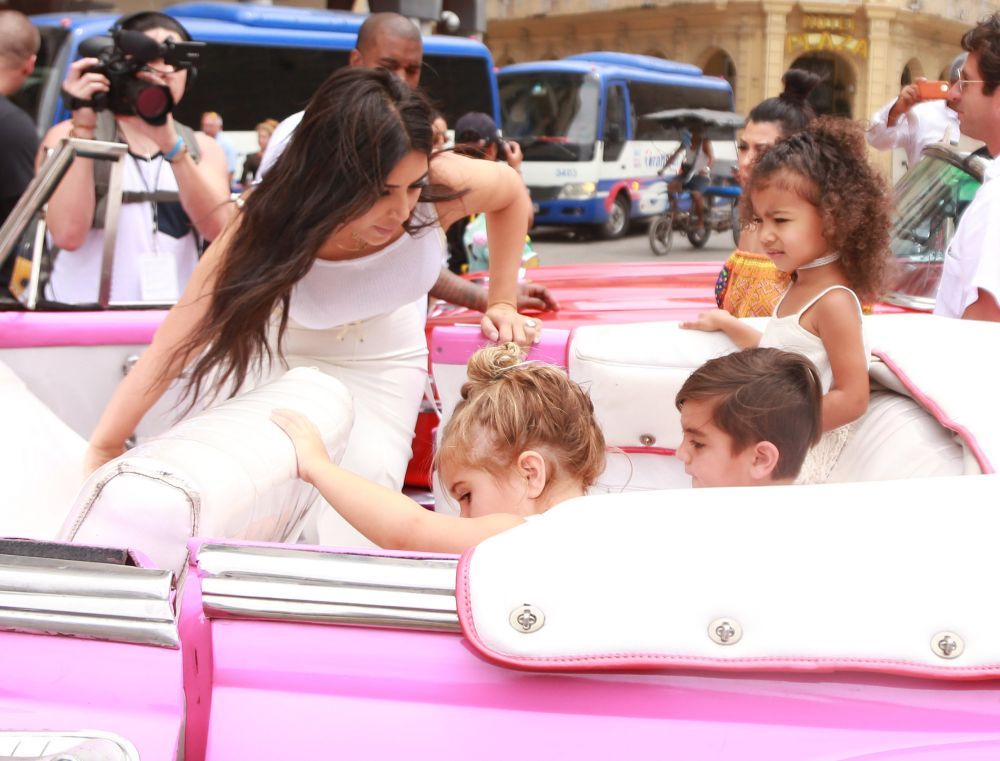 S-au dat in spectacol in Cuba. Rochia incredibil de mulata si decoltata in care a aparut Kim Kardashian in Havana