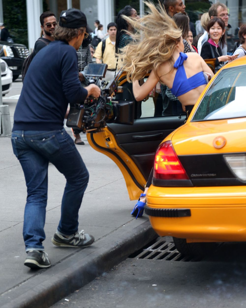 Ce taximetrist nu ar opri sa o ia? Gigi Hadid, atat de sexy incat a tinut traficul in loc. Cum a fost surprinsa