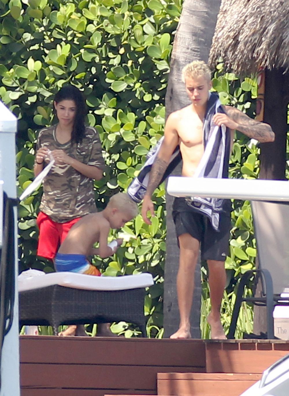 Justin Bieber, la plaja cu sosia Selenei Gomez. Cum arata presupusa lui iubita in bikini