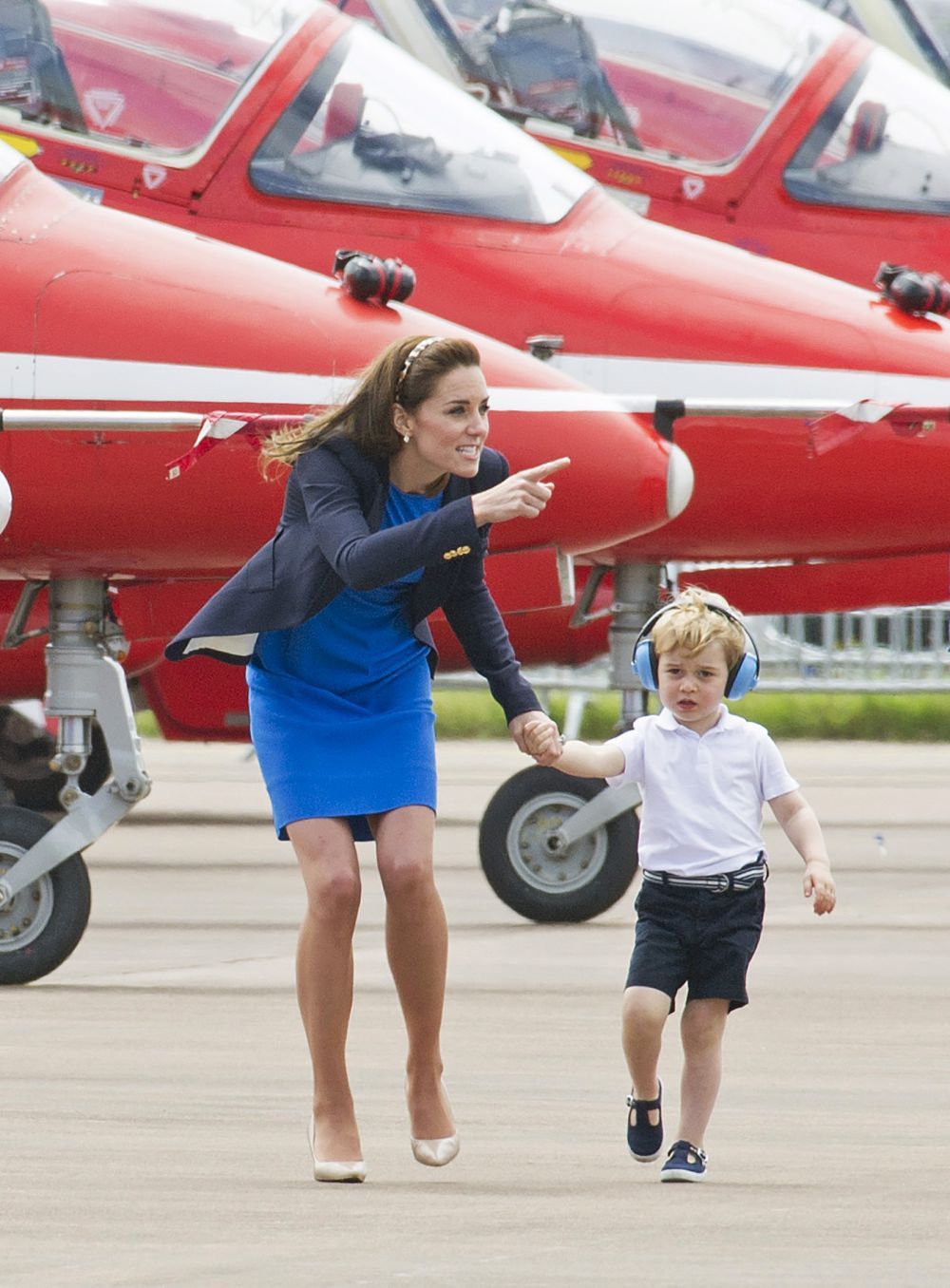 Kate Middleton, in postura de mamica grijulie. Cum l-a consolat pe micutul George in fata a zeci de oameni