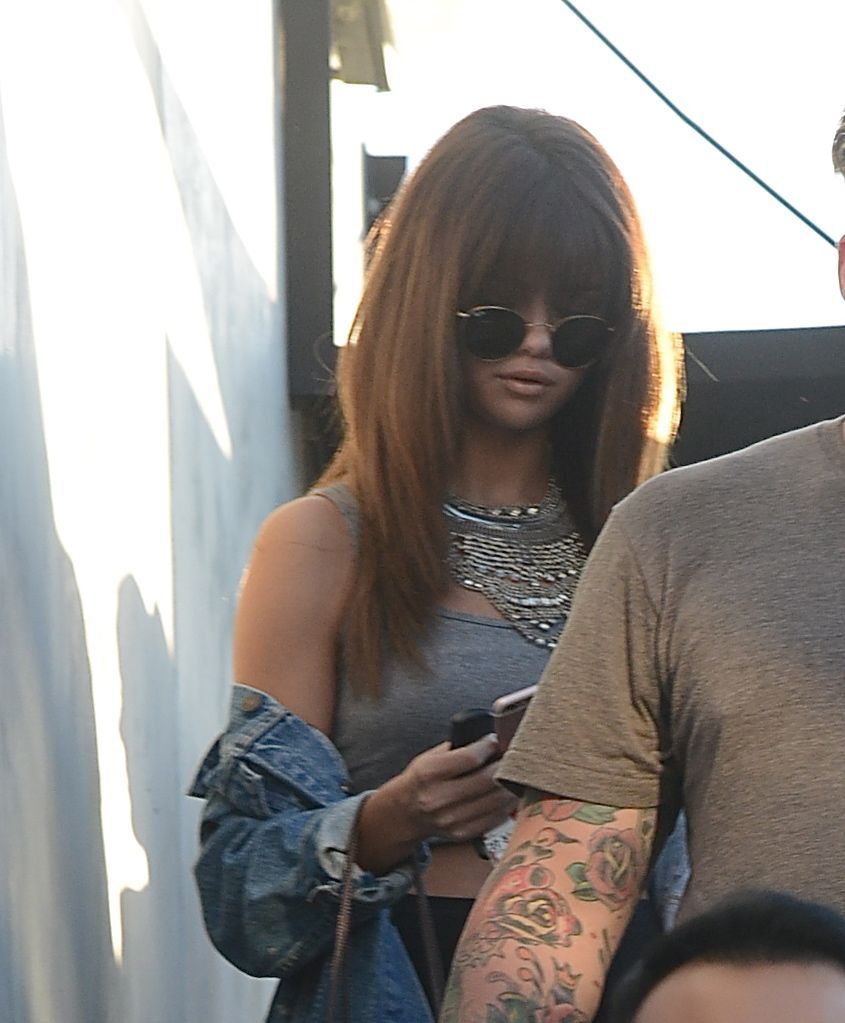Colierul spectaculos care ii transforma total look-ul. Selena Gomez, aparitie chic in public