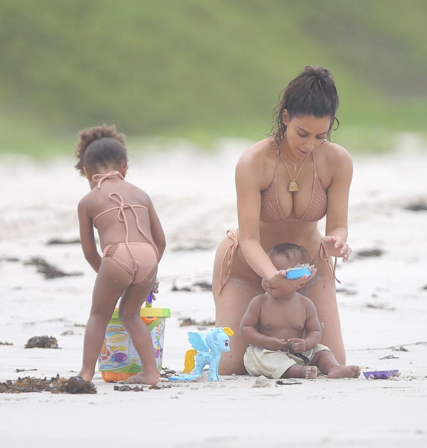 Kim Kardashian, la plaja cu cei mici, Miley Cyrus a anulat luna de miere din Bora Bora. Mondenitatile zilei 19 august