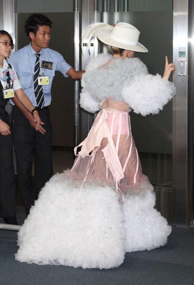 Lady Gaga a renuntat la pantalonii extrem de scurti si s-a intors la aparitiile excentrice. Ce tinuta a avut la MTV EMA