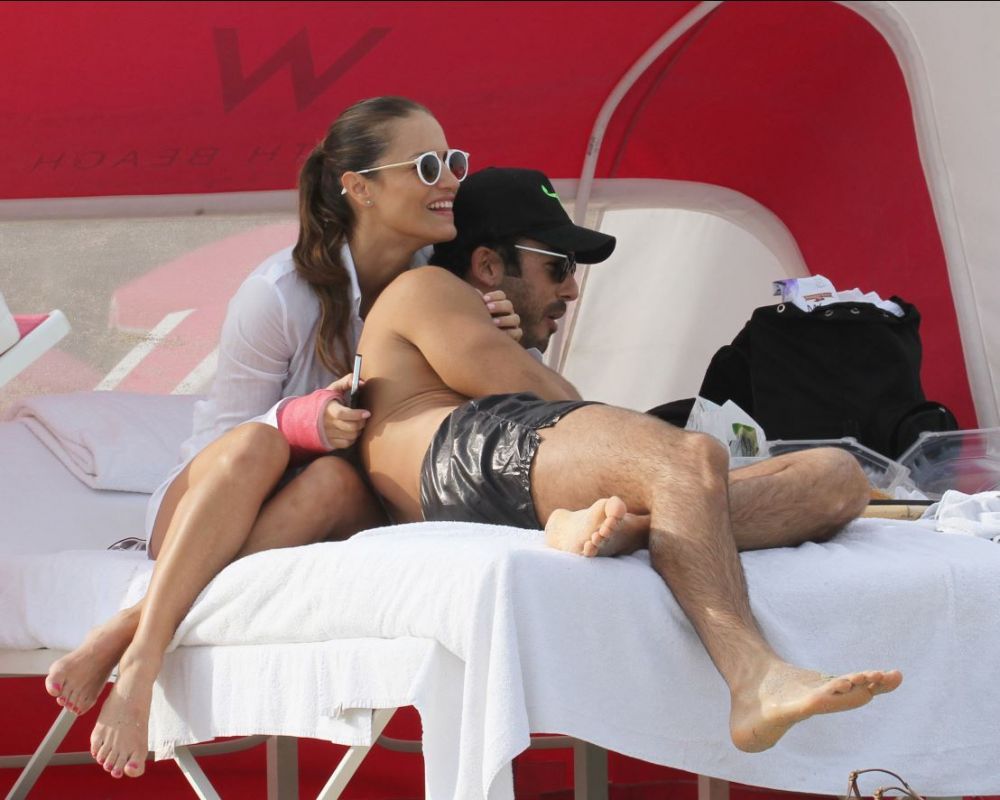 Cel mai sexy cuplu latino, ipostaze tandre pe plaja. Cum au fost fotografiati Aron Diaz si sotia lui