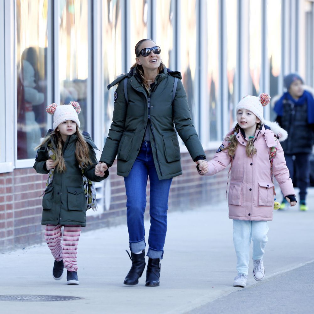 Cele mai stilate fetite din New York! Gemenele actritei Sarah Jessica Parker, adorabile la o plimbare cu mama lor