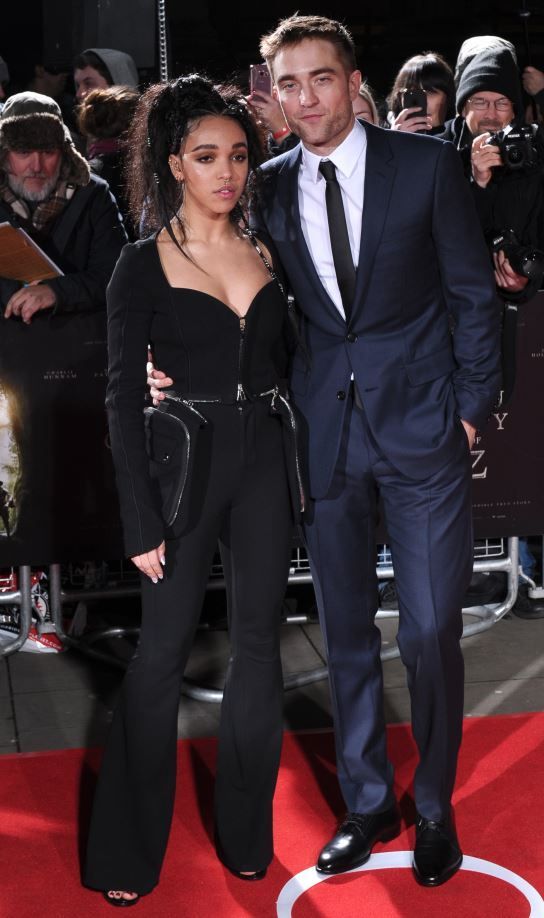 Robert Pattinson si iubita sa, tandri pe covorul rosu. In ce ipostaze au fost surprinsi cei doi