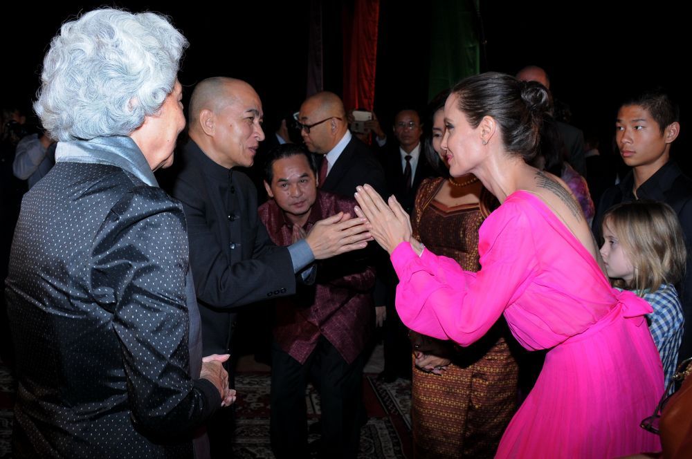 Angelina Jolie vrea sa isi recupereze statului de sex simbol. Vezi aparitia ei ravasitoare din Cambogia