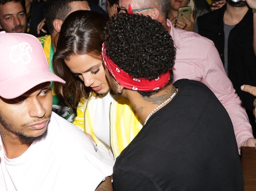 Neymar si iubita sa, tandri in public. Cum au fost fotografiati fotbalistul si bruneta care i-a sucit mintile