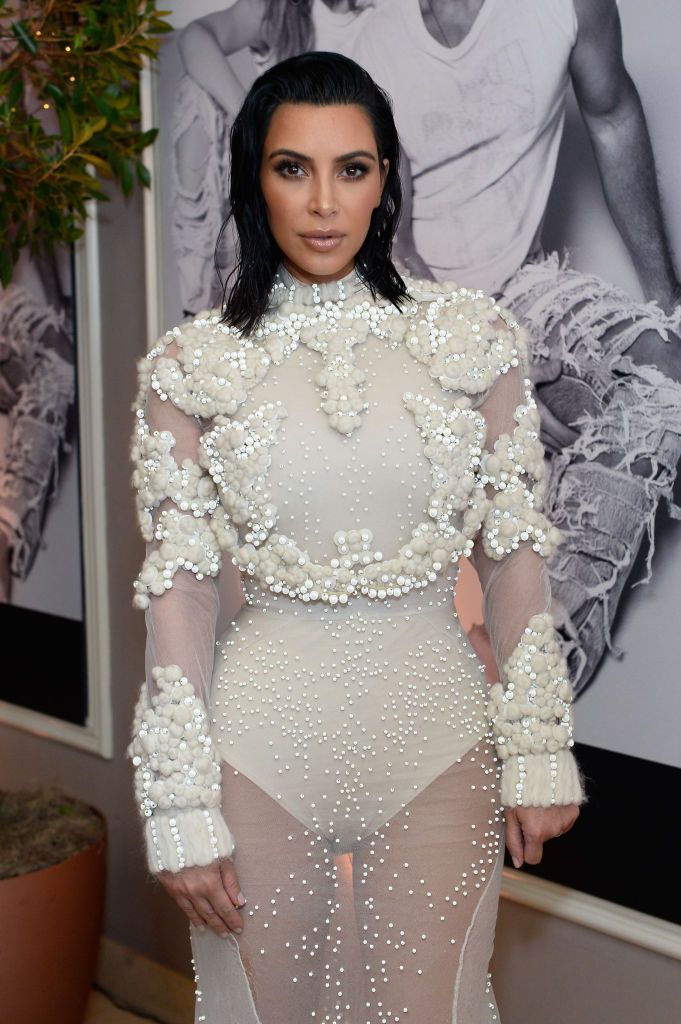 Probleme in paradis? Kim Kardashian, seducatoare pe covorul rosu, alaturi de alt barbat decat sotul ei