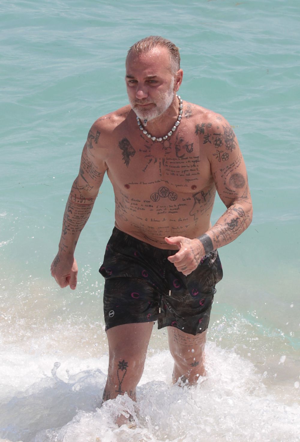 Viata de milionar excentric: Gianluca Vacchi se distreaza pe plaja, inconjurat de femei frumoase