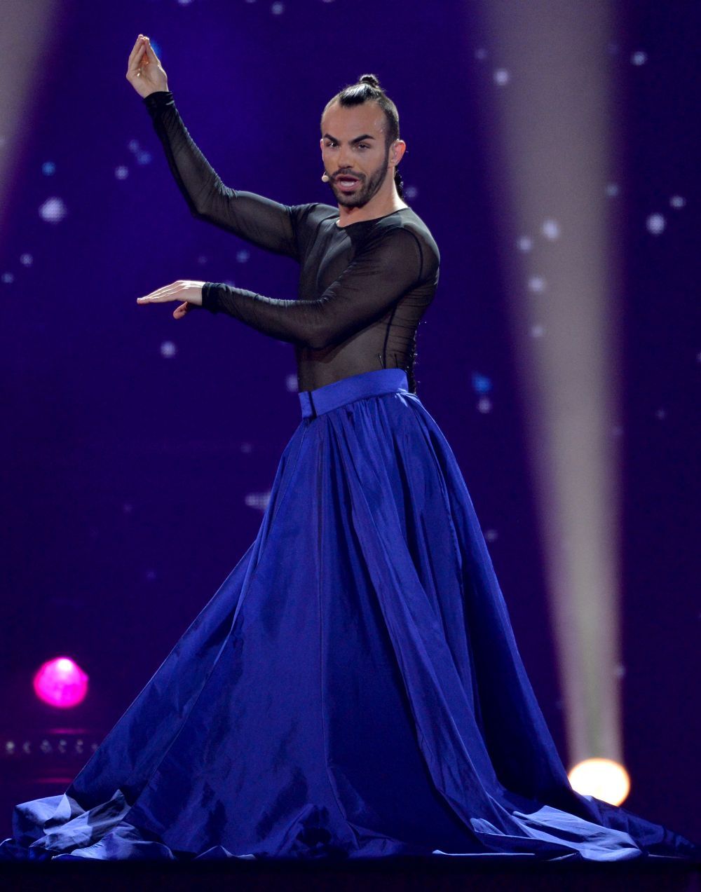 El este noua Conchita de la Eurovision. Reprezentantul din Muntenegru a facut furori intr-o fusta spectaculoasa