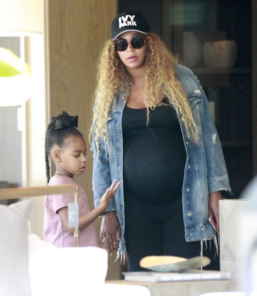 Beyonce se pregateste pentru nasterea bebelusilor. A iesit sa cumpere mobila, insotita de fiica ei.Cum arata acum vedeta
