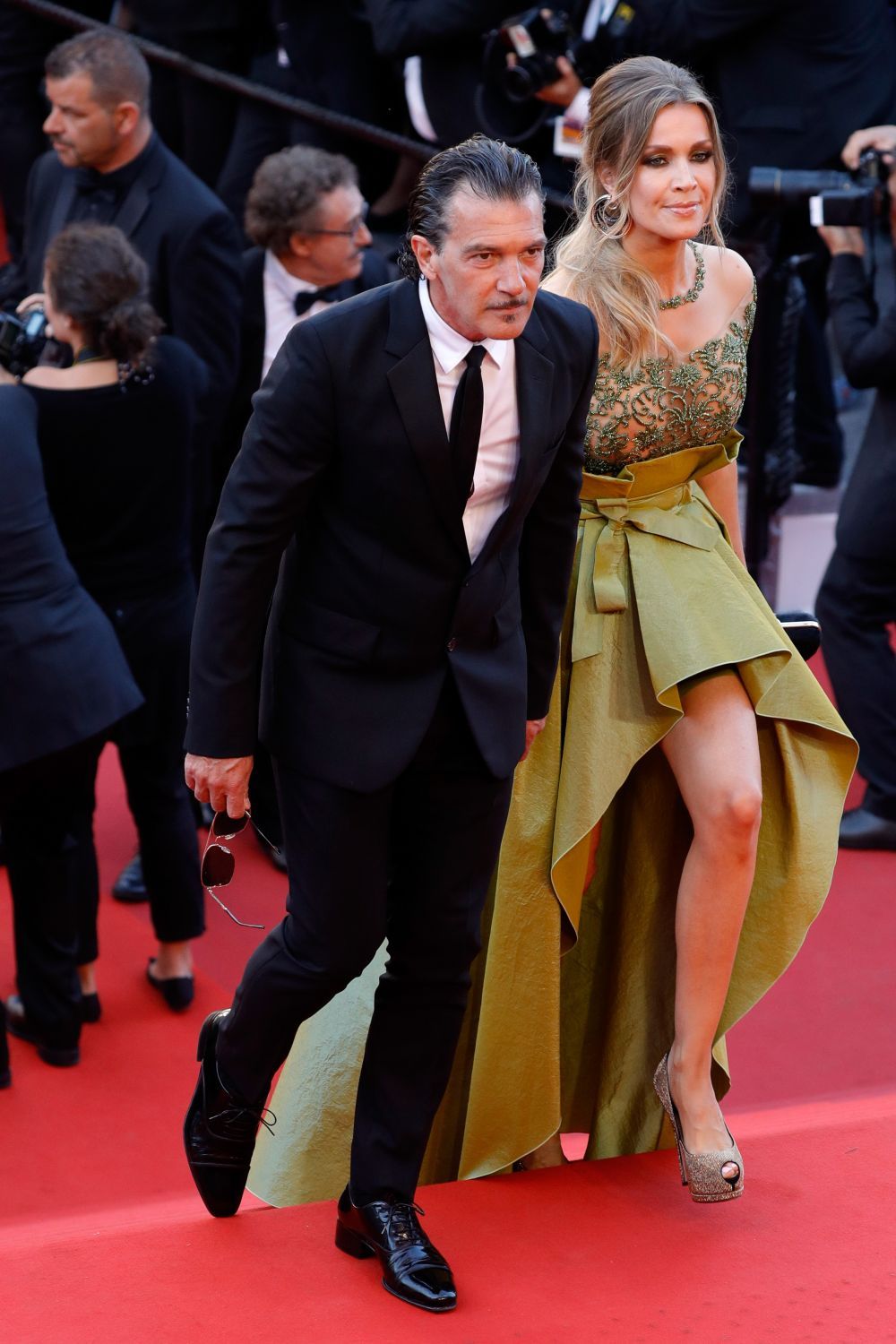 Antonio Banderas alaturi de iubita cu 19 ani mai tanara, la Cannes. Cum au fost surprinsi pe covorul rosu