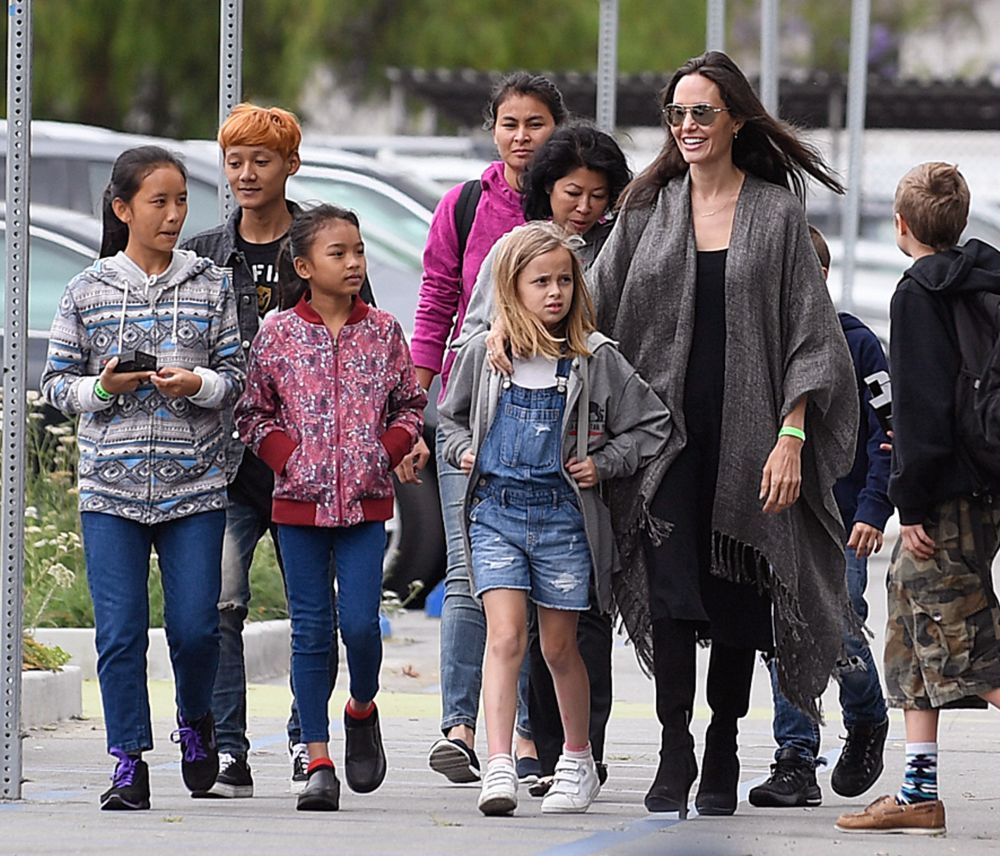 Angelina Jolie a iesit alaturi de copiii sai, iar aparitia a starnit controverse. Se spune ca si-ar fi marit familia