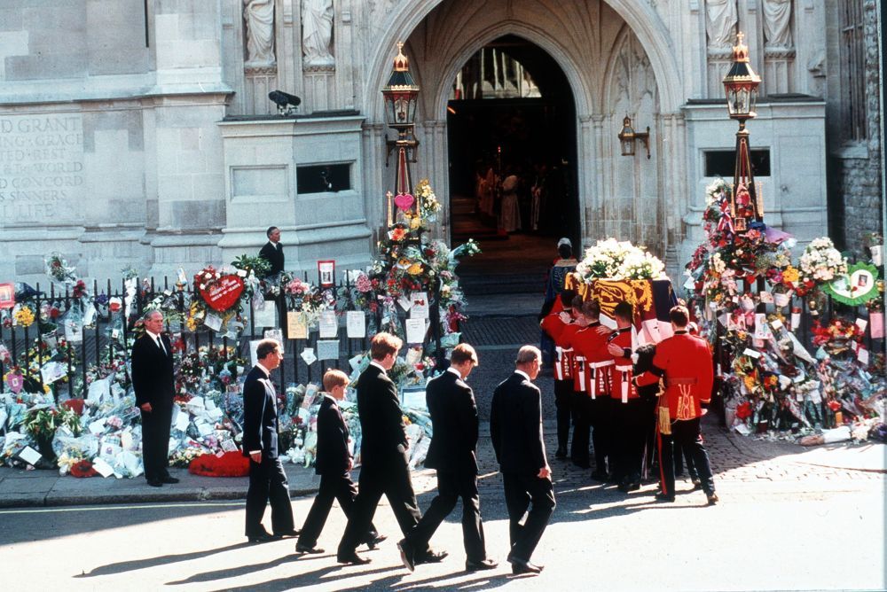 Noi detalii despre funeraliile Printesei Diana. I-au tinut corpul intr-o morga improvizata, de teama paparazzilor