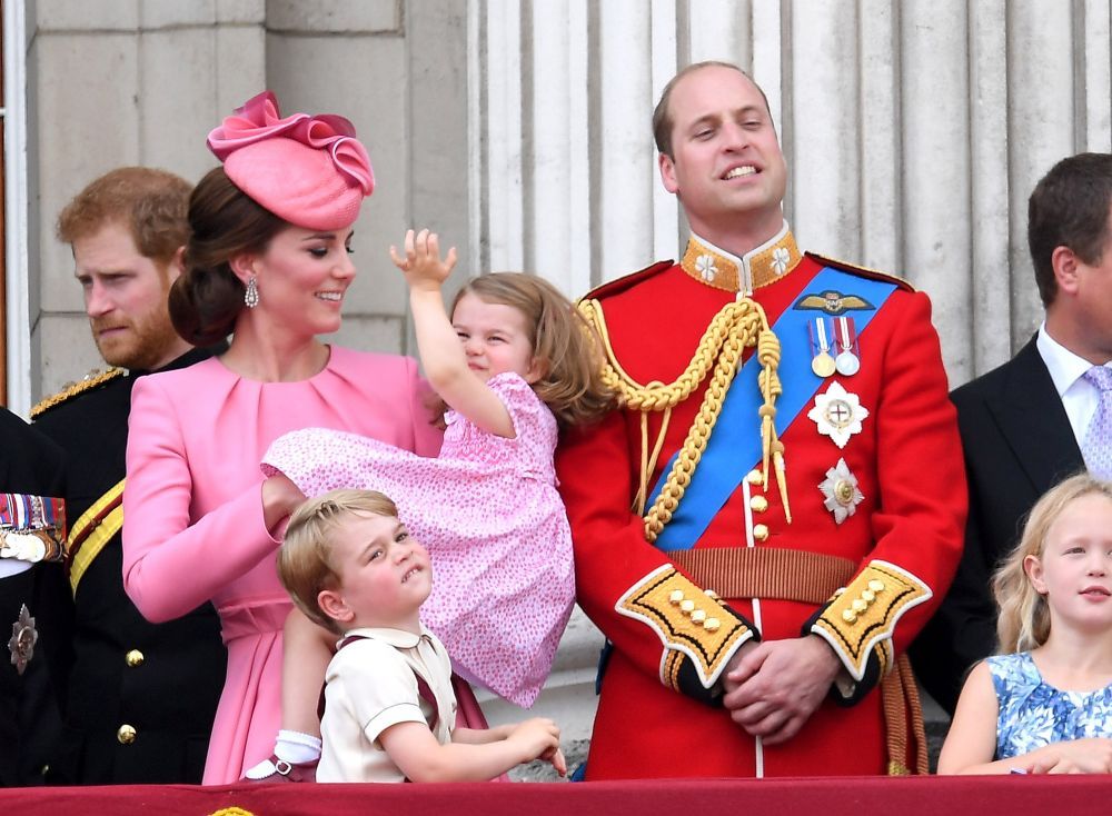 Kate Middleton ca o bomboana fondanta, iar Printul George si Printesa Charlotte neastamparati la aniversarea Reginei