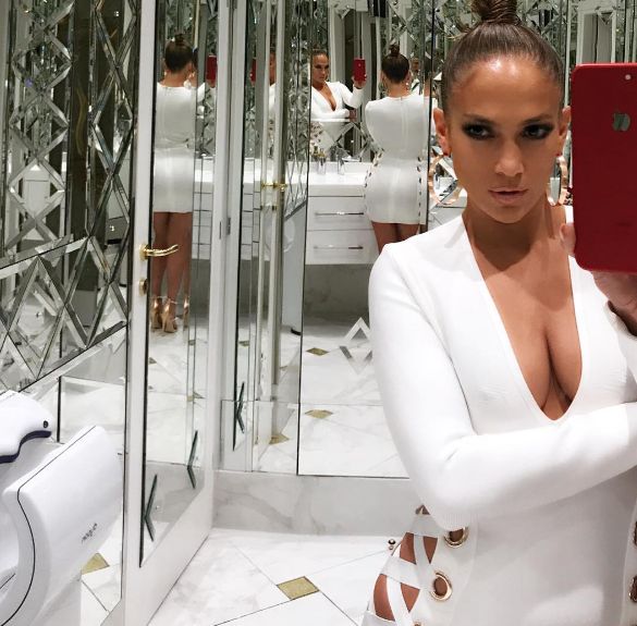 Jennifer Lopez s-a fotografiat in oglinda de la baie. Detaliul pe care l-au observat imediat fanii