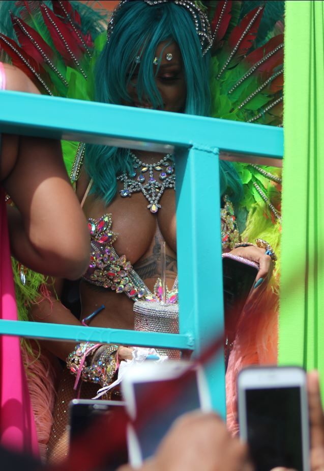 Rihanna, intr-un costum foarte sexy, pe plaiurile natale. Cantareata a aparut aproape goala la festivalul din Barbados