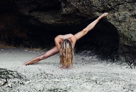 Un nou trend ia cu asalt retelele de socializare: yoga nud. O multime de femei au adoptat aceasta practica