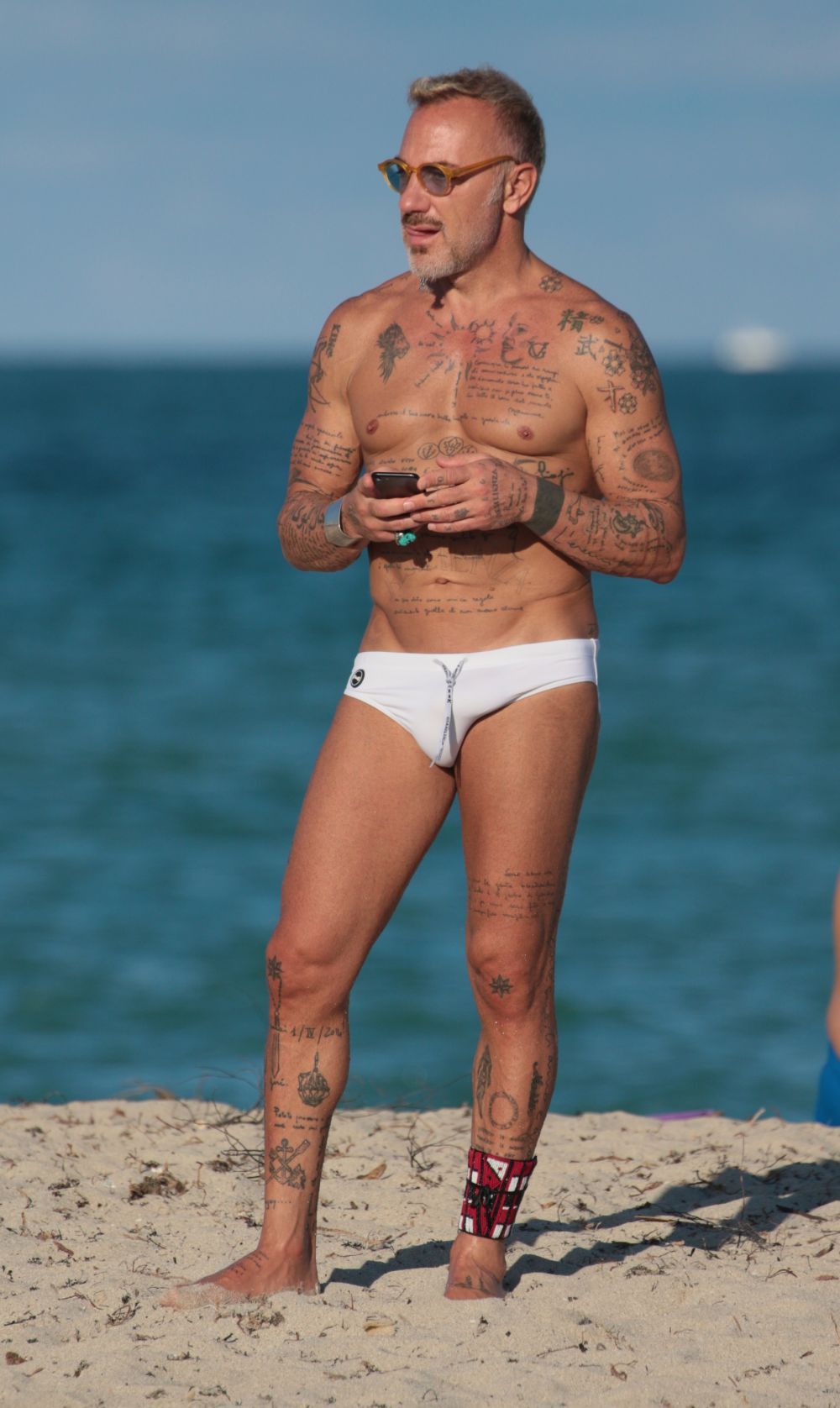 Cel mai extravagant barbat de pe internet, aparitie spectaculoasa pe plaja din Miami. Cum a fost surprins Gialuca Vacchi