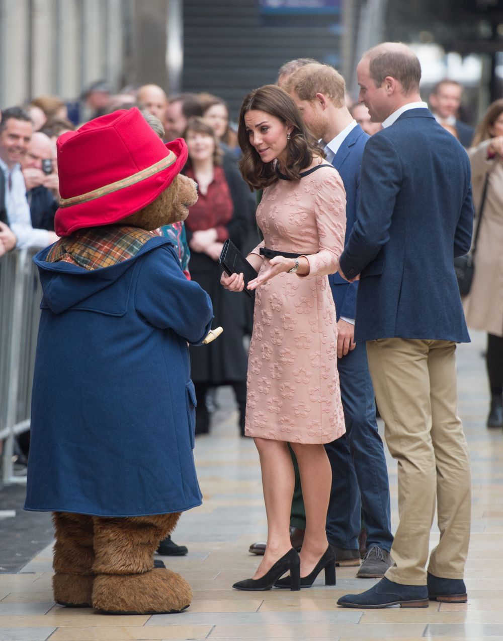 Ducesa de Cambridge, cum n-ai vazut-o pana acum. Cum a fost surprinsa Kate de Middleton, insarcinata cu al 3-lea copil