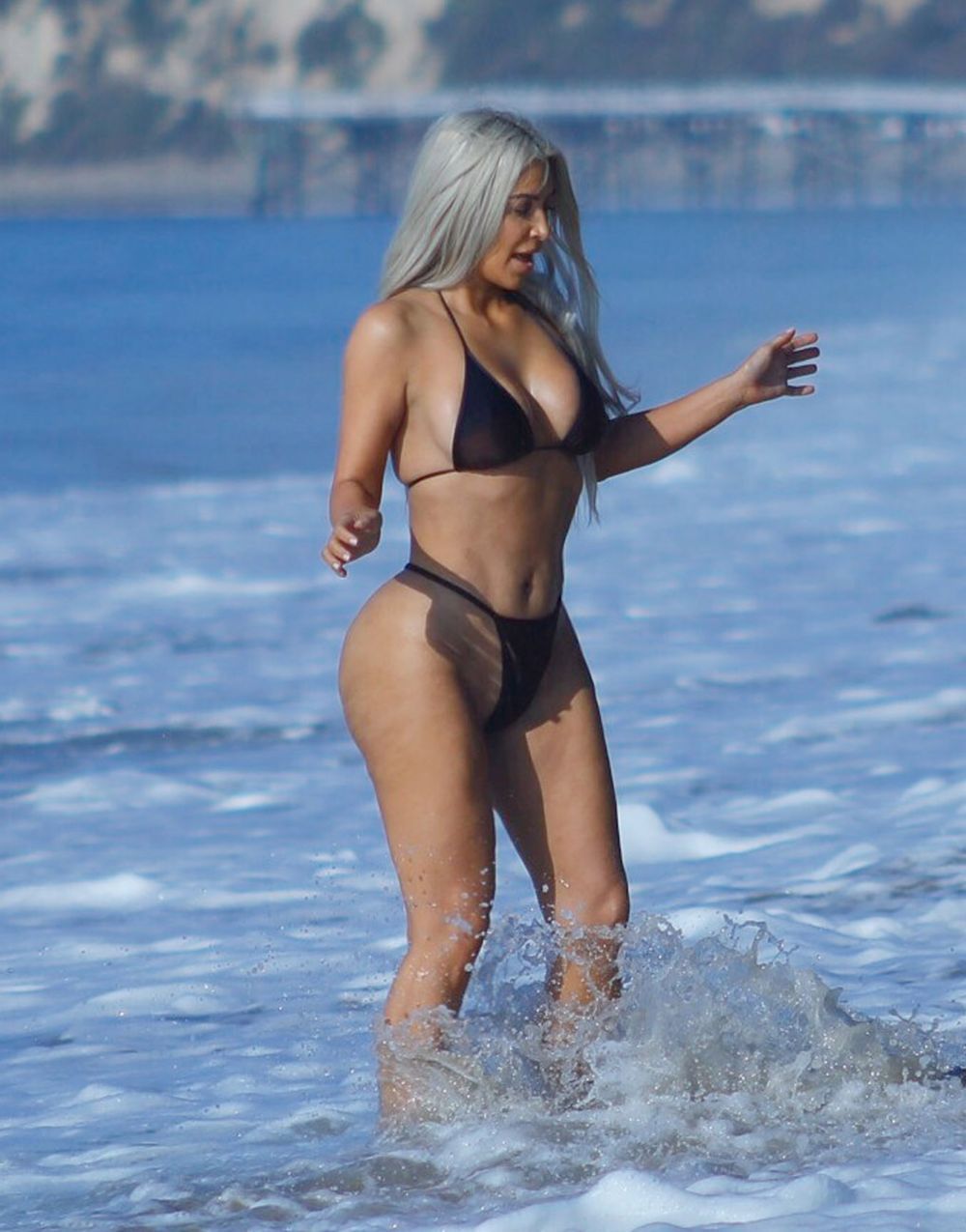 Kim Kardashian, spectacol la plaja de ziua ei. A fost surprinsa de paparazzi intr-un costum de baie extrem de sexy
