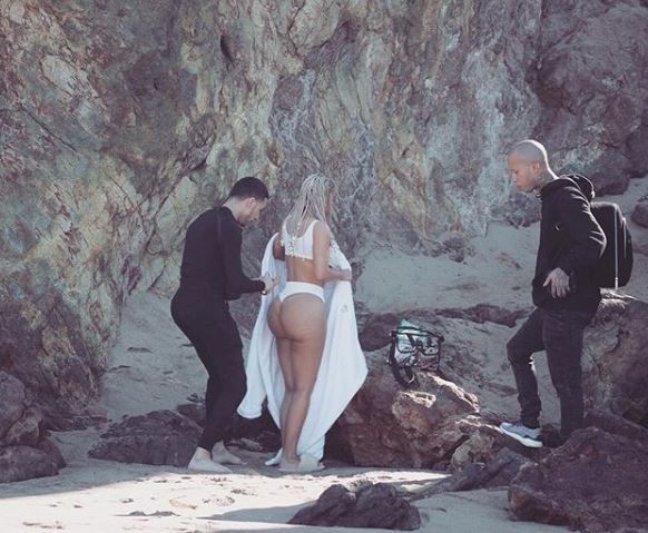 Kim Kardashian a dus machiajul la un nou nivel. Ce parte a corpului isi infrumuseteaza cu ajutorul make-up artistilor