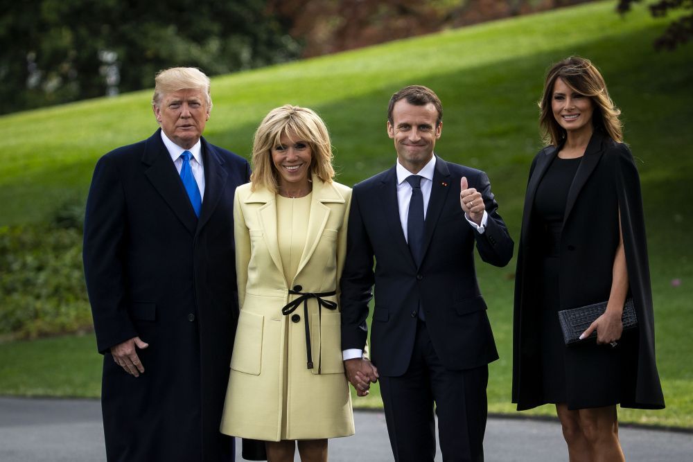 Domnule Macron, ţine-ţi femeia departe de Donald Trump! . Imaginile cu cele două cupluri prezidenţiale care au aprins internetul