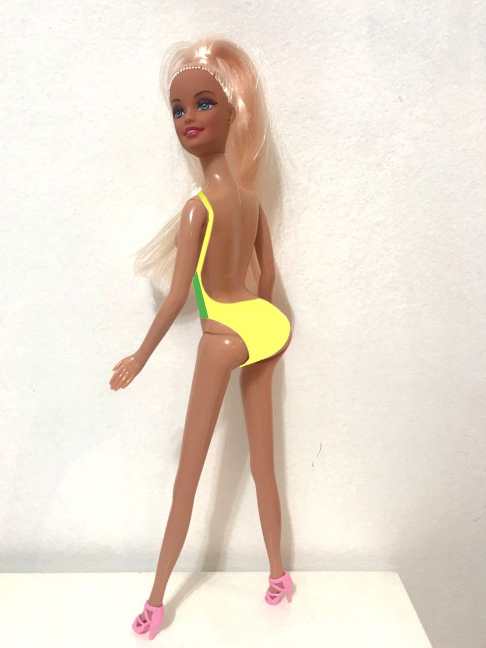 De la păpușa Barbie cea anorexică s-a ajuns la păpușa Barbie cu implant de feșe. Cum arată noul model