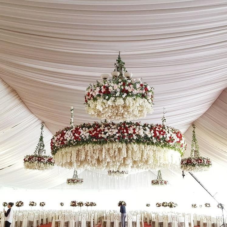 Noul trend &icirc;n materie de nunți: decoruri gigant din flori de h&acirc;rtie