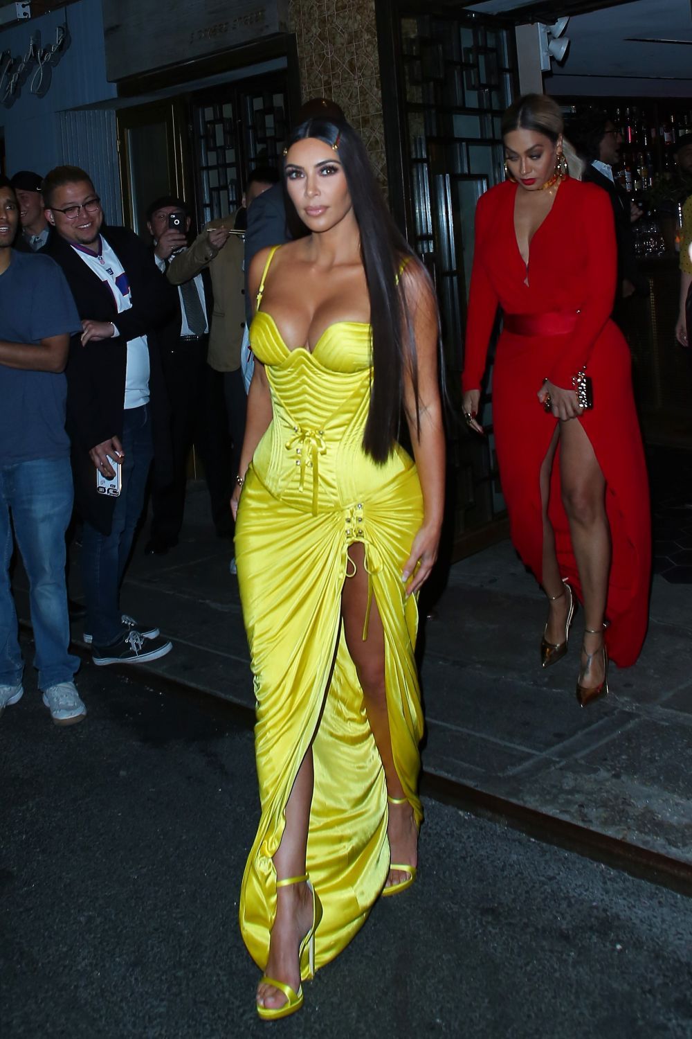 Kim Kardashian, sexy &icirc;ntr-o rochie spectaculoasă. Detaliul care le-a atras atenția tuturor