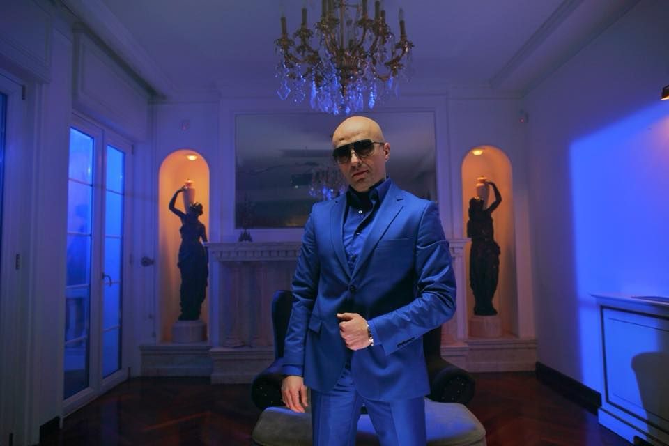 Costi Ioniță se transformă &icirc;n rapperul Pitbull. Nu &icirc;l mai recunoaște niciun rom&acirc;n. Cum arată artistul la 40 de ani
