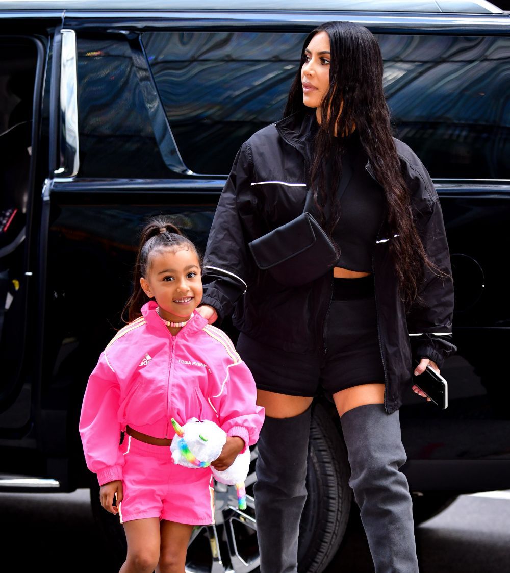 Kim Kardashian a ieșit la cină cu fiica ei și a pus-o să stea la altă masă