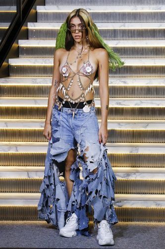 New York Fashion Week: Fiica Madonnei a debutat pe catwalk, &icirc;ntr-o ținută sumară și complet neepilată
