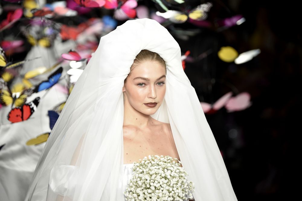 Milan Fashion Week. Gigi Hadid a evoluat &icirc;n cea mai spectaculoasă rochie de mireasă