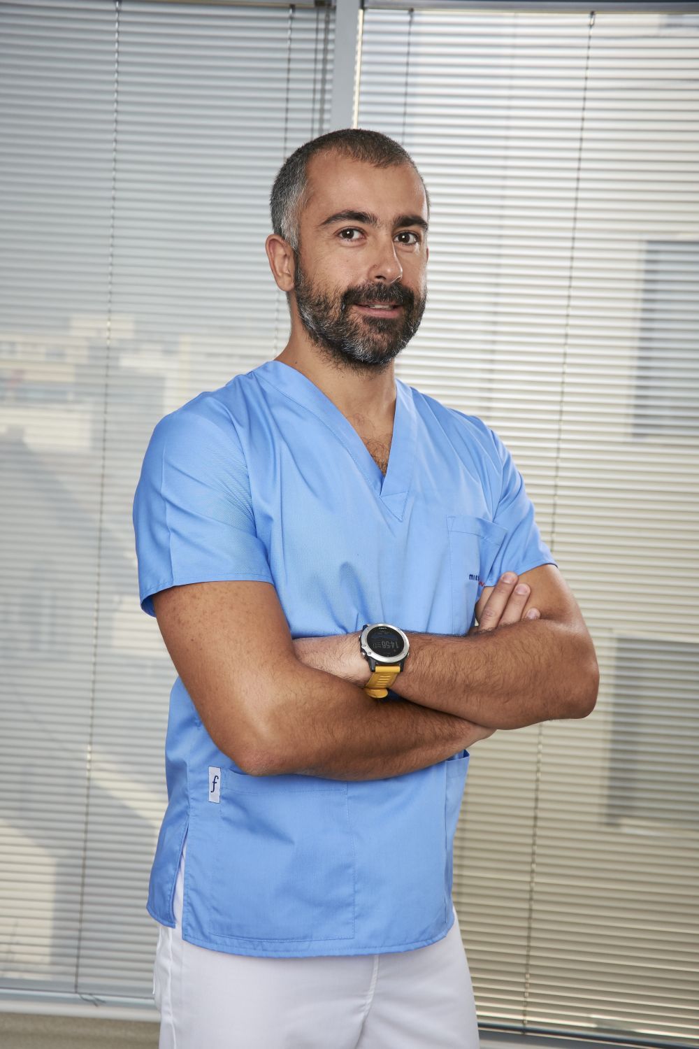 El este doctorul care dărâmă miturile despre implanturi: "Implanturile dentare nu “bipăie” în aeroport!”