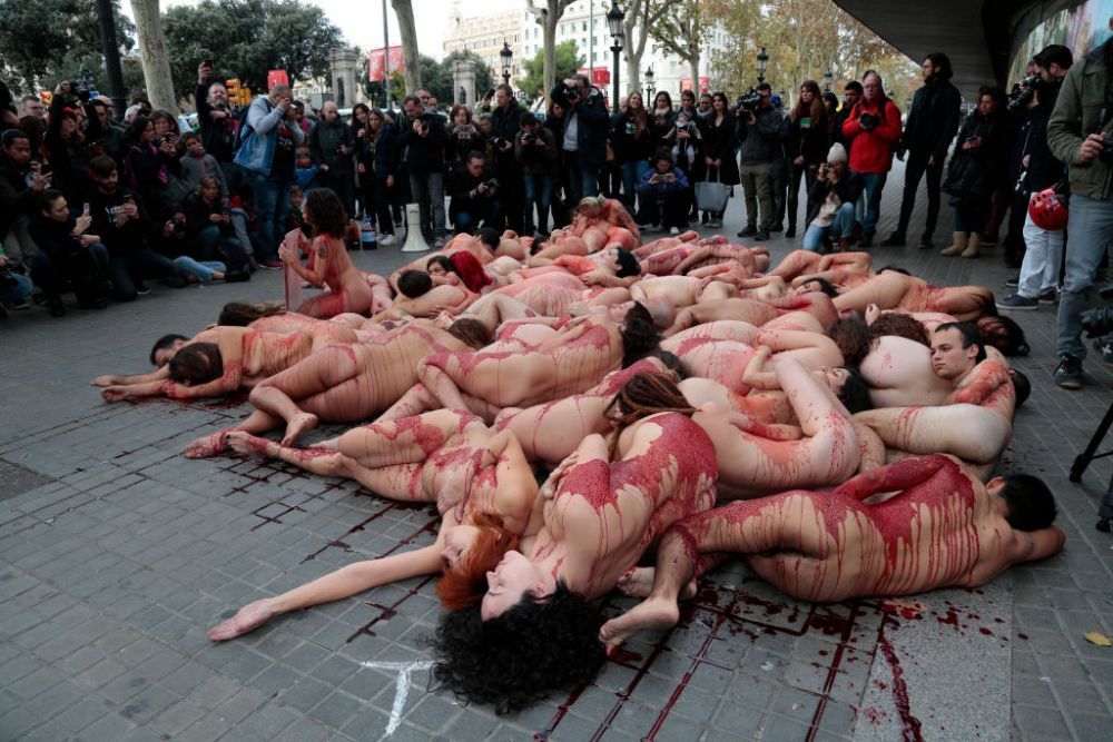 Imaginile momentului: zeci de femei s-au dezbrăcat pe stradă pentru a protesta față de industria modei