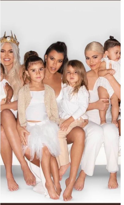 Gafă monumentală! Surorile Kardashian și-au pus picioarele &icirc;n Photoshop pentru felicitarea de Crăciun