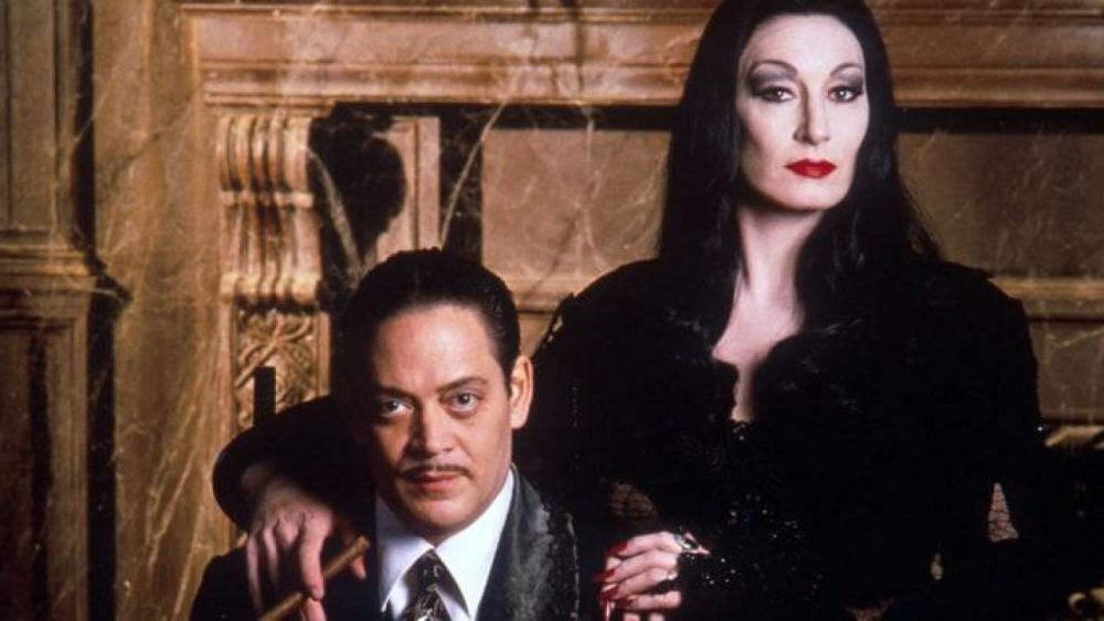 Fanilor nu le vine să creadă. Cum arată actrița care a interpretat-o pe Morticia din &bdquo;Familia Addams la 67 de ani
