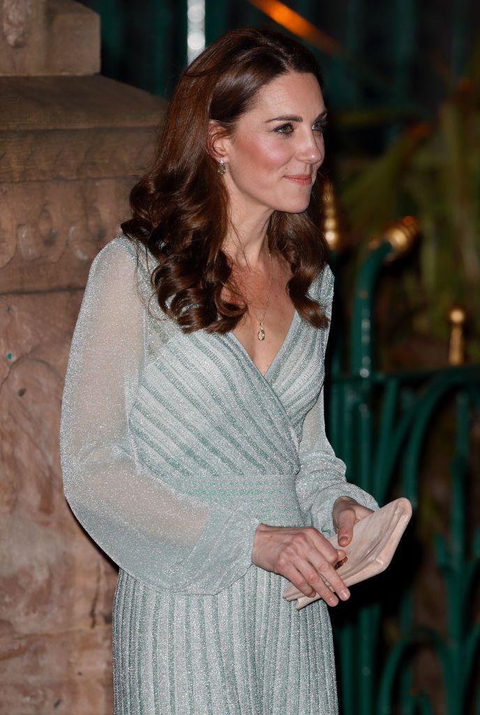 Kate Middleton a strălucit &icirc;ntr-o rochie midi de 1.600 de lire sterline