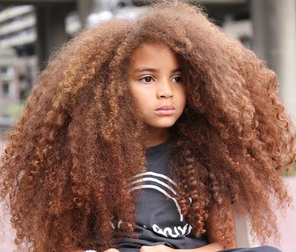 Un băiețel de 7 ani revoluționează industria modei cu părul lui superb