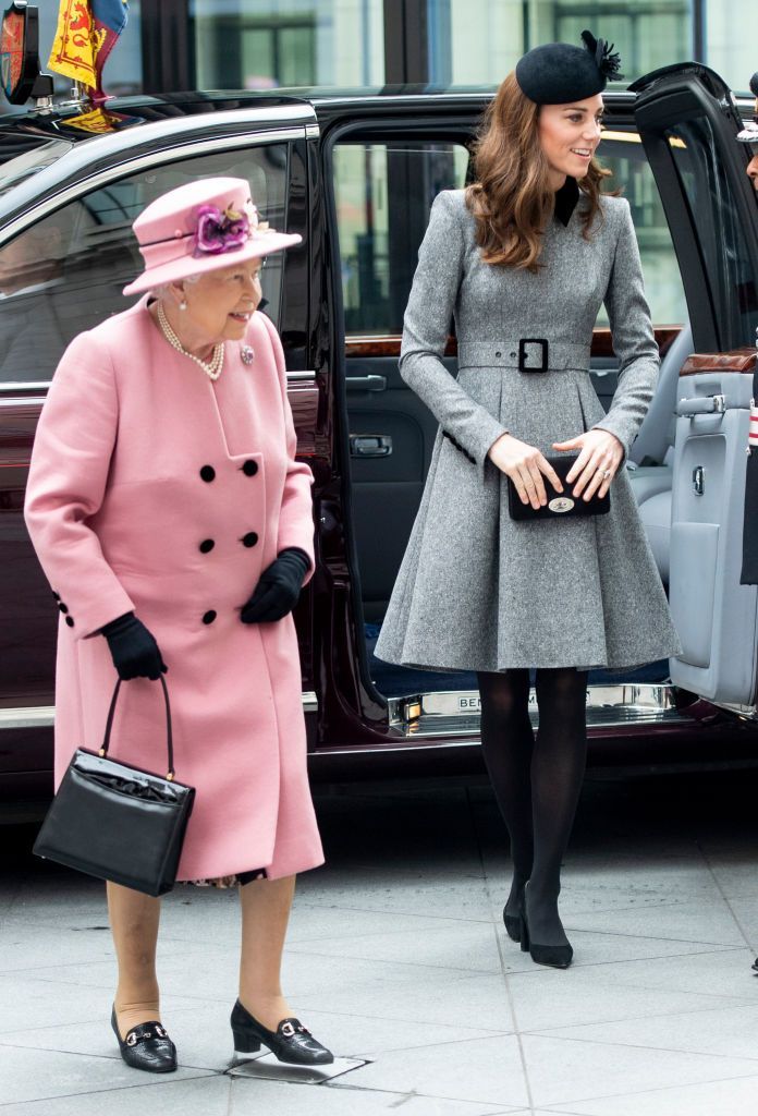 Regina și Kate Middleton, &icirc;nvelite cu aceeași păturică &icirc;n mașină