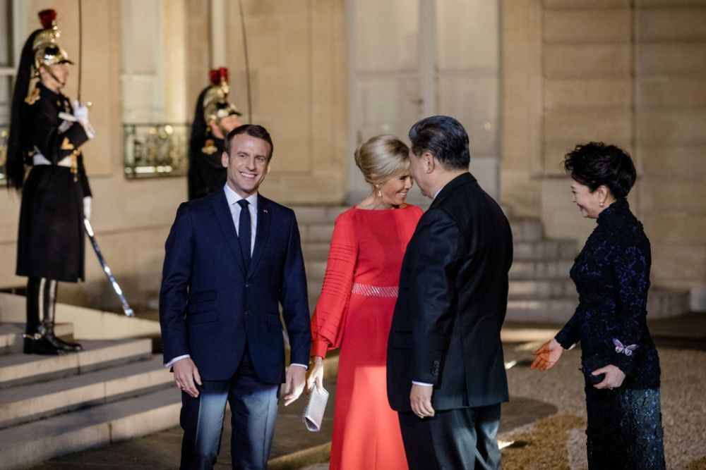 Brigitte Macron, apariție de Oscar. A arătat cu 20 de ani mai t&acirc;nără &icirc;ntr-o rochie roșie
