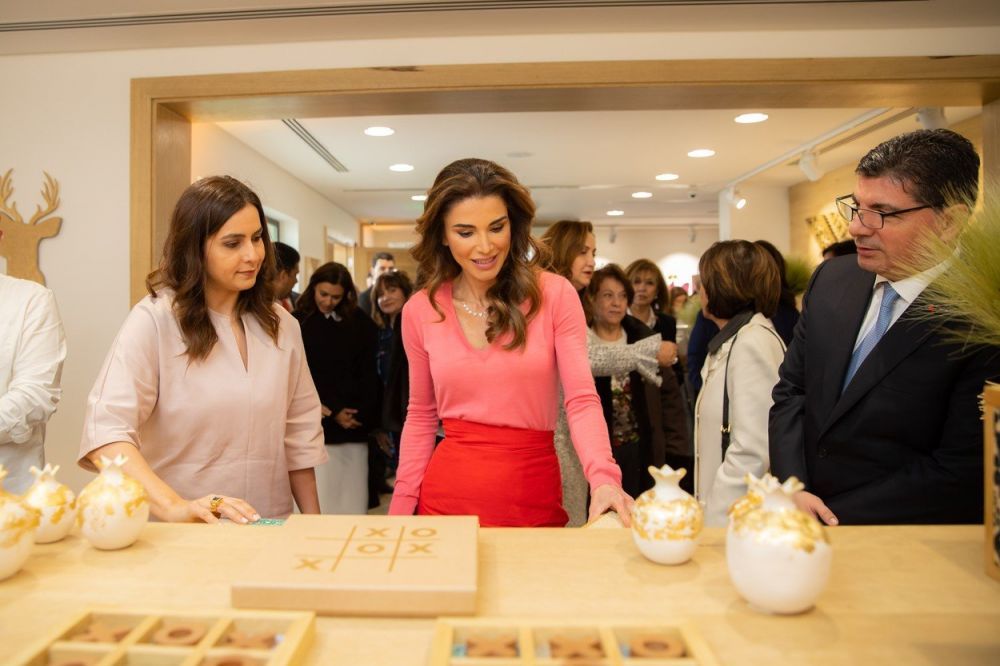 Regina Rania, pantofii neon care vor declanșa un trend &icirc;n această vară