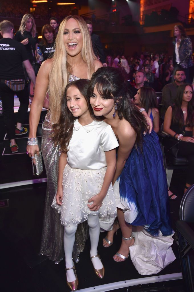 J.Lo, duet excepțional alături de fiica ei de 11 ani. Artista a &icirc;ngenuncheat pe scenă &icirc;n fața micuței Emme