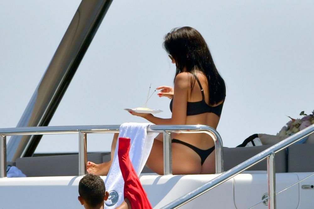 Iubita lui Cristiano Ronaldo, super sexy &icirc;ntr-un bikini minuscul, pe un yacht de lux
