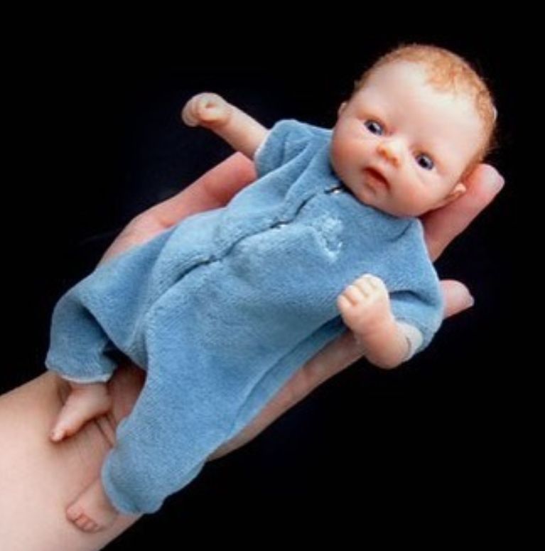 Povestea artistei care sculptează bebeluși care &icirc;ți &icirc;ncap &icirc;n palmă