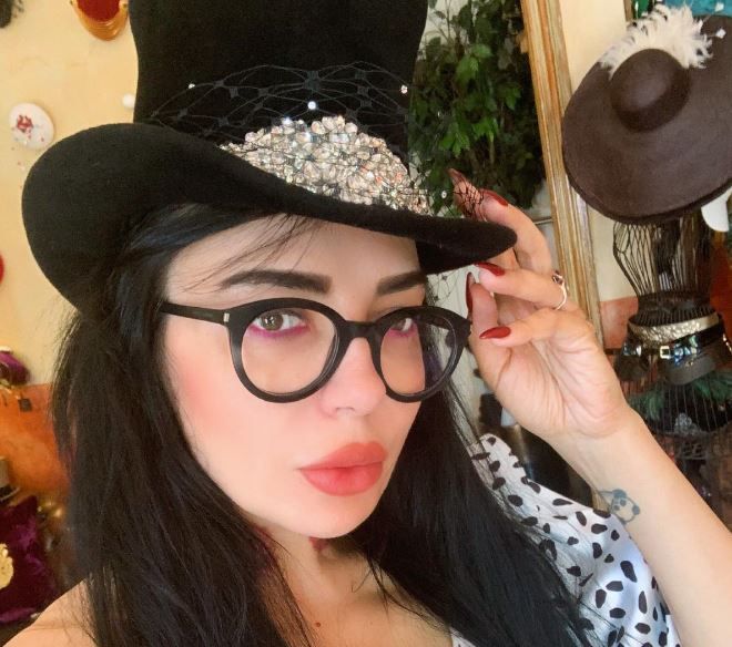 Nonconformista DJ Wanda va purta la nuntă pălăria Madonnei